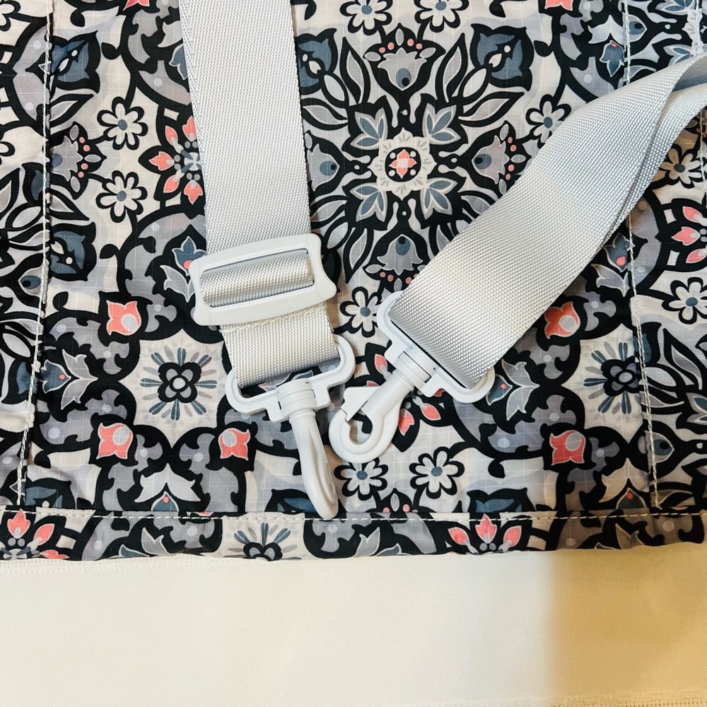 Vera Bradley Nylon Duffle Lisbon Medallion Archived Pattern NWOT 
💥SALE /2 OFF 💥 - Picture 12 of 16